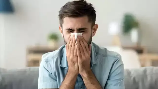دور البرد المنتشر حاليا.. طبيب يكشف أسباب العدوى وأعراضه التحذيرية