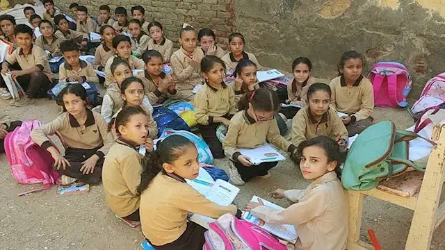 أزمة كثافة بالشرقية.. تلاميذ "...