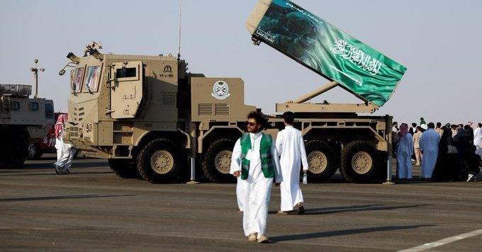 رويترز عن مسئولين: السعودية تخطط لمهاجمة الحوثيين لكسر حصار البحر الأحمر