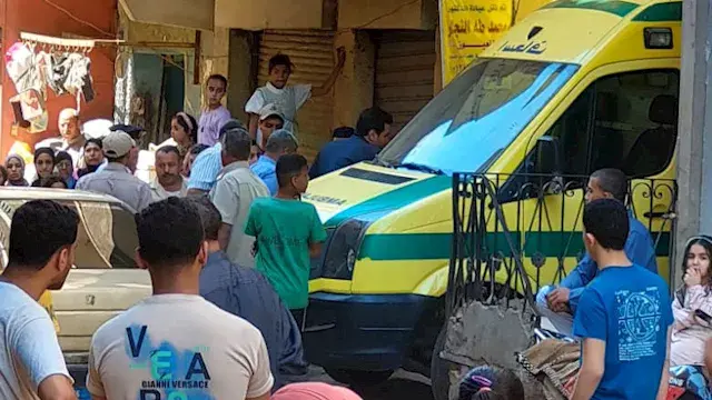 أب يغرق في دماء ابنه وزوجة تُذ...