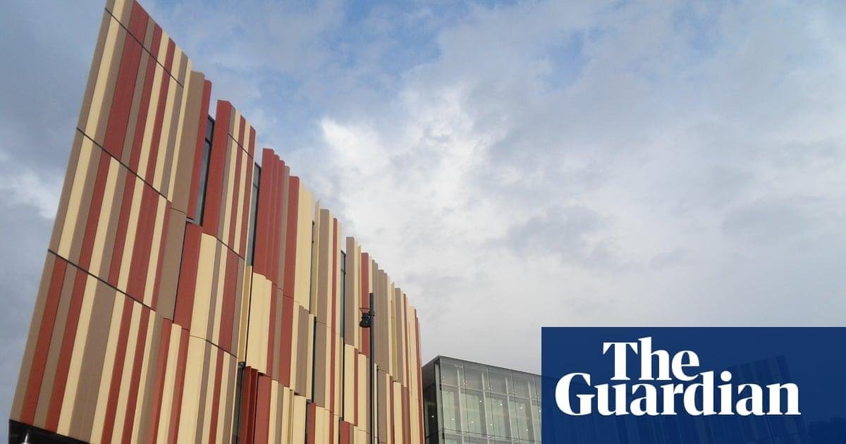 AI chatbot helps teach online-...