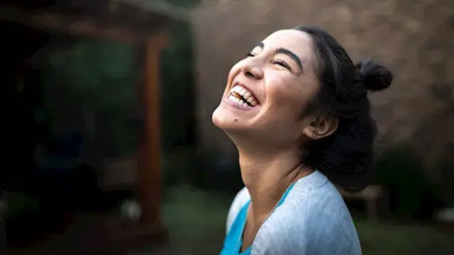 الضحك في عز الحزن.. لماذا نضحك في مواقف لا تحتمل؟