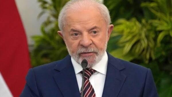 لولا دا سيلفا يدلي بصوته في جولة الإعادة في الانتخابات الرئاسية البرازيلية