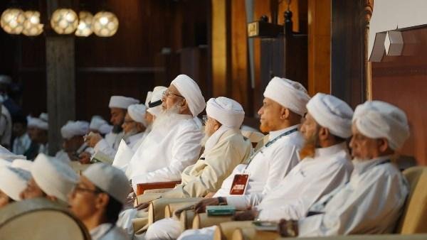 عشرات الآلاف يحيون ذكرى المولد...