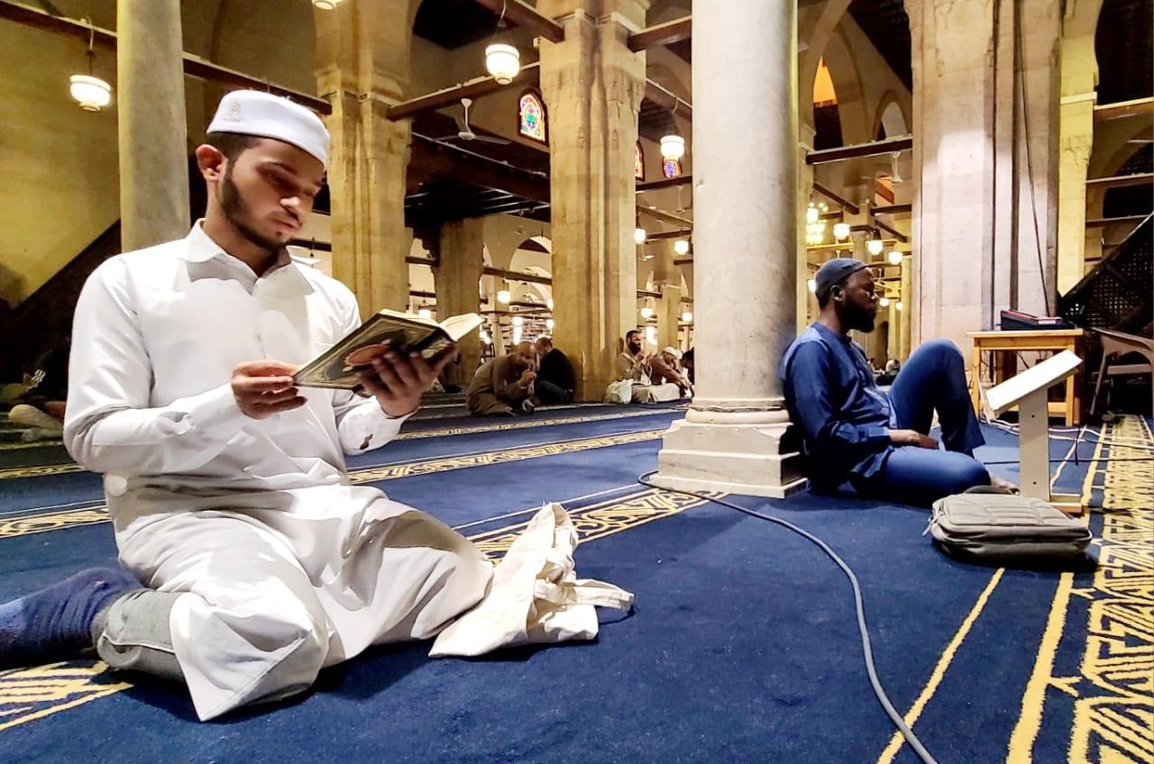 هل يجب استقبال القبلة لأداء سجدة التلاوة؟.. الإفتاء توضح حكم السجود عند قراءة القرآن