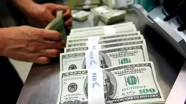 سعر الدولار يواصل الارتفاع عالميًا ومحليًا.. فما الأسباب؟