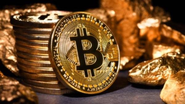 "بيتكوين" يتراجع دون 81 ألف دولار.. وتحركات المحافظ المؤسسية تعزز آمال التعافي