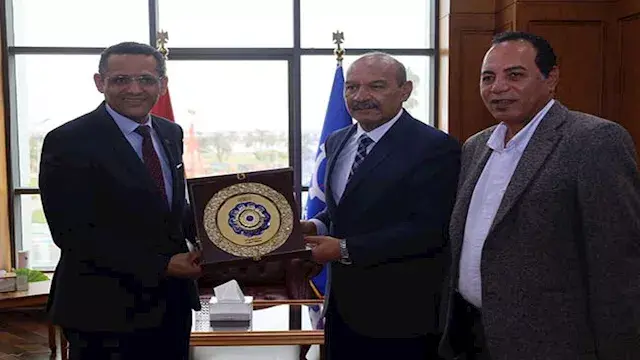 محافظ السويس يتفق مع نقيب الصحفيين على تنظيم دورات تدريبية وتوفير مصيف مخفض