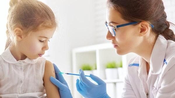بعد انطلاق حملة التطعيمات.. طرق تخفيف ألم حقنة الحصبة وتقليل التورم عند الأطفال