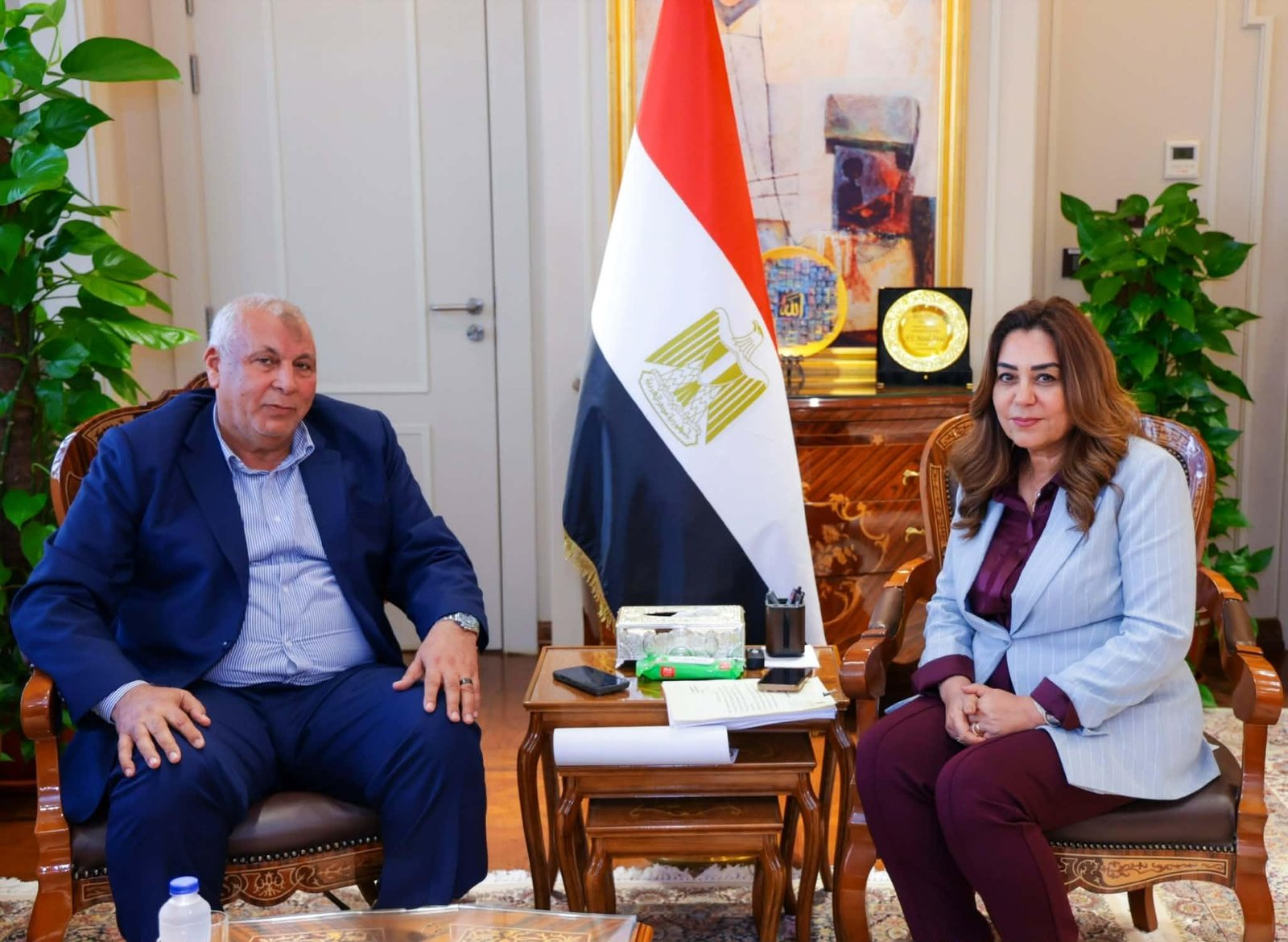 وزيرة التنمية المحلية والبيئة تتابع مع محافظ مطروح ملفات الخطة الاستثمارية والتصالح وتقنين الأراضي