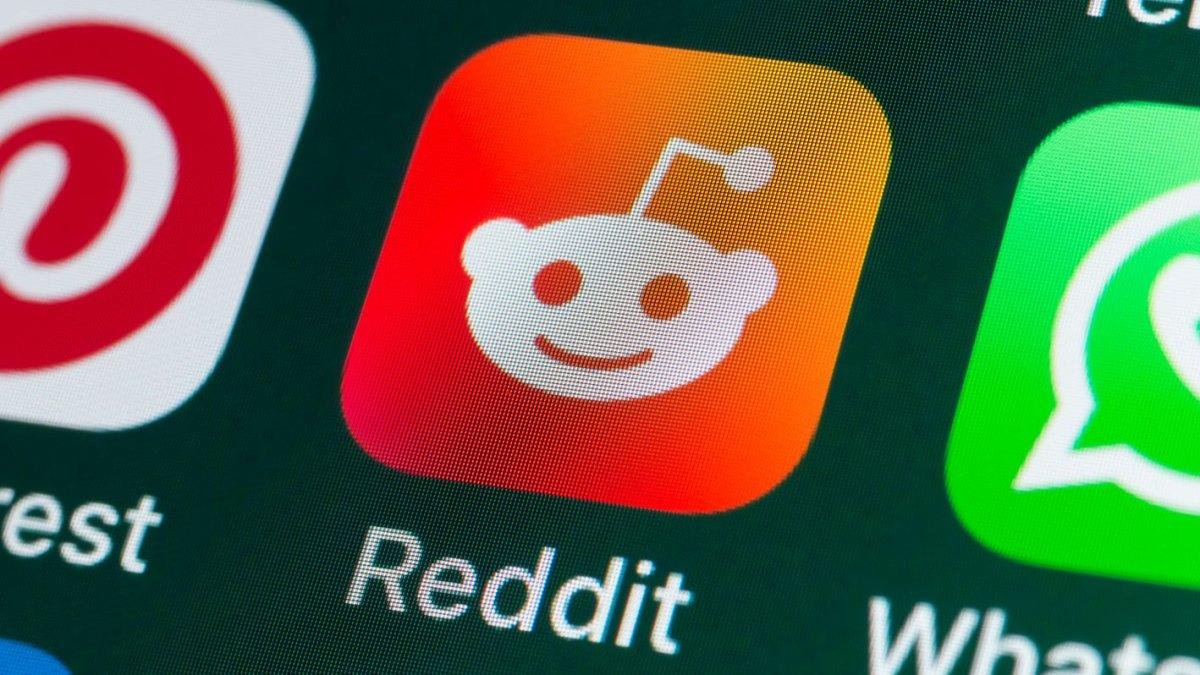 Reddit begins testing a new au...