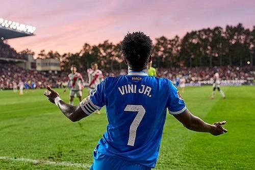 تراجع مستوى فينيسيوس جونيور يثير المخاوف داخل ريال مدريد قبل الكلاسيكو