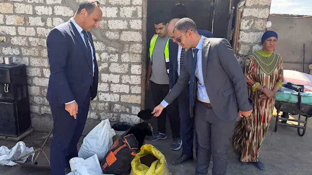 "حبيبات عجين عليها ألوان صناعية".. سقوط مصنع ينتج "الفلفل الأسود المغشوش" في بني سويف -صور