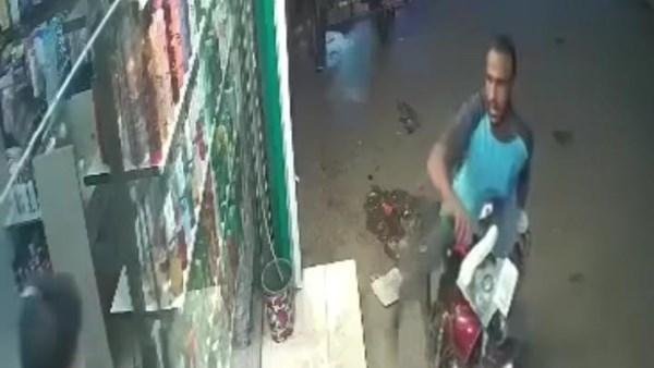 "لحقه في آخر لحظة".. محاولة سرقة موتوسيكل عامل ديليفري أمام صيدلية بسوهاج فجرًا
