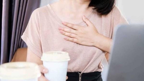 بعد فنجان القهوة.. لماذا تشعرين بخفقان في القلب أحيانًا؟