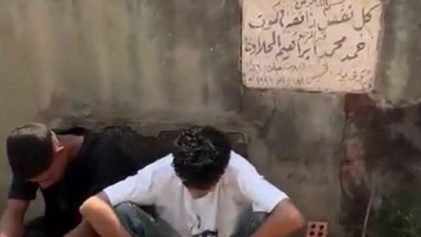 مشهد مؤثر.. شباب يجتمعون حول ق...