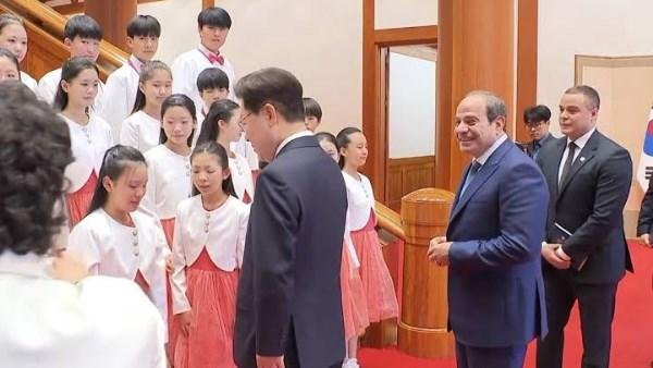 خطفوا الأنظار في حفل استقبال الرئيس السيسي.. معلومات عن كورال أطفال جونبو الكوري