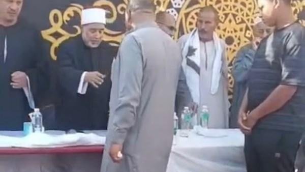 جاي أنا وأولادي وعائلتي نطلب العفو.. جلسة عرفية تنهي خصومة بين عائلتين بالفيوم