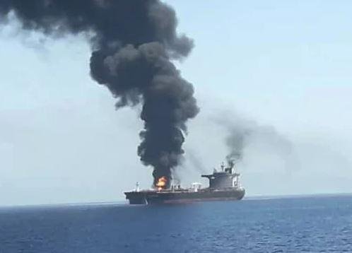 الجيش الإيراني: اندلاع حريق في ناقلة نفط حاولت دخول المنطقة المحظورة شرق مضيق هرمز