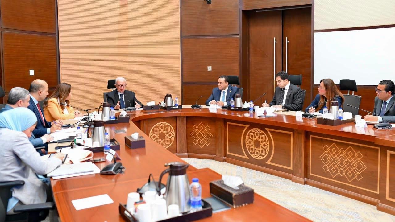 نائب رئيس الوزراء يبحث جهود تطوير الأداء بجهاز تنظيم إدارة المخلفات