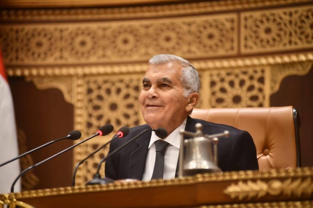 عصام الدين فريد يضبط إيقاع المناقشات تحت قبة الشيوخ.. ويؤكد: لا خروج عن الموضوع ولا قراءة من الورق