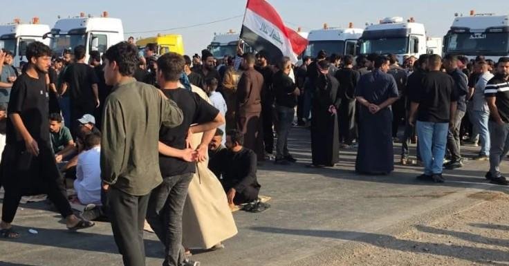 عراقيون يقطعون طريق الشركات النفطية رفضا لإغلاق منفذ حدودي مع إيران