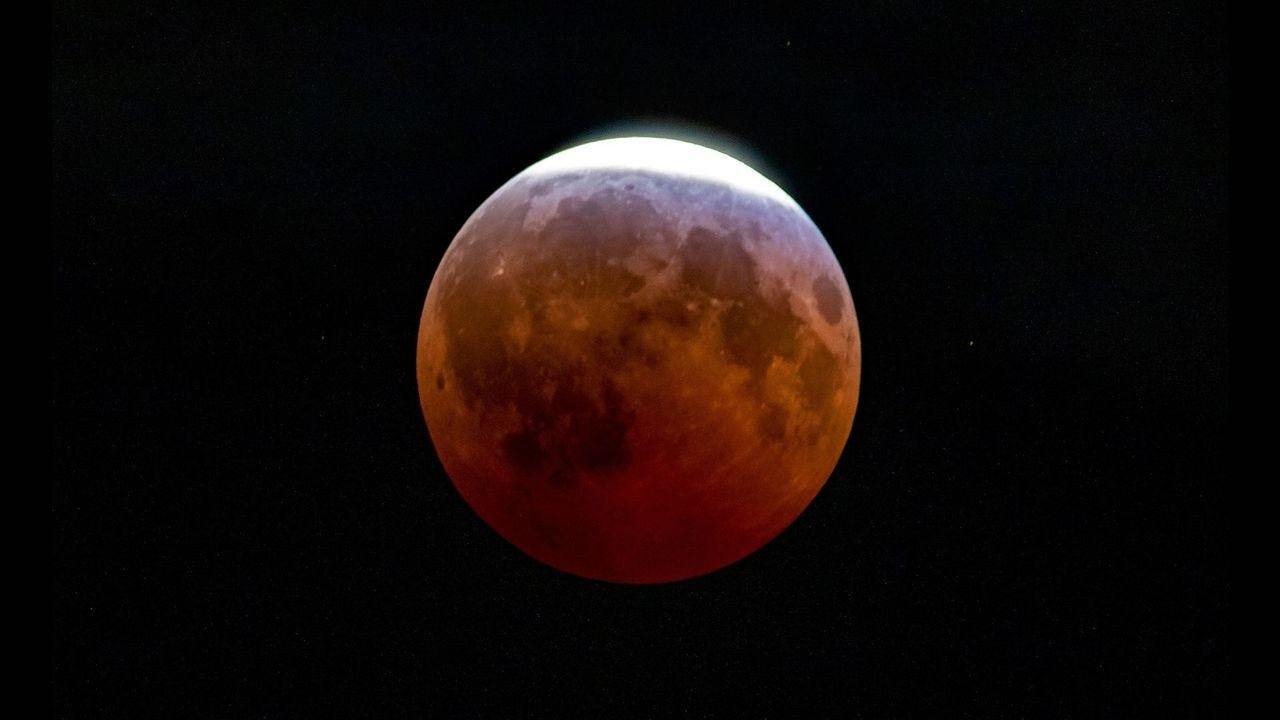 Partial lunar eclipse stuns sk...