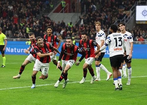 ميلان يفوز على أتالانتا ويدخل المربع الذهبي للدوري الإيطالي