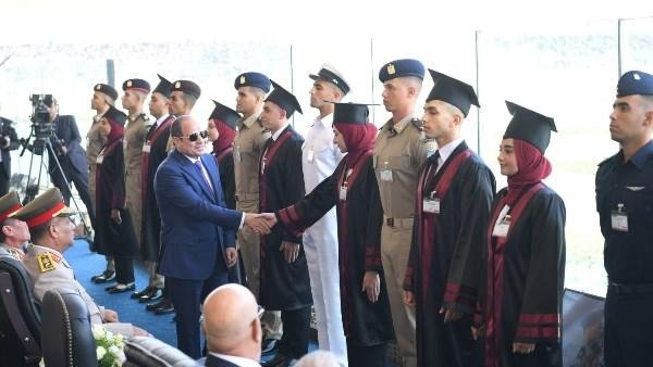 بعد تكريمها من الرئيس السيسي.. رئيس جامعة طنطا يهنئ ندا المصري الأولى على دفعة الصيدلة