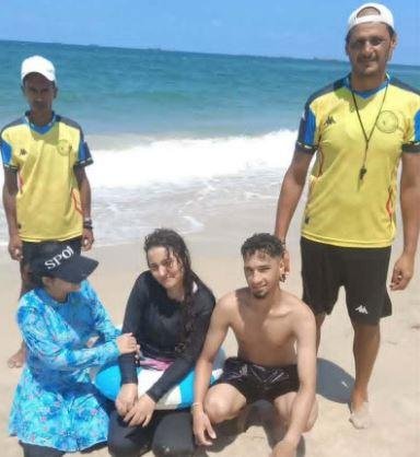 إنقاذ فتاتين من الغرق في شاطئ...
