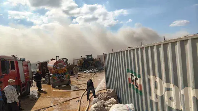 السيطرة على حريق مخلفات أقمشة...