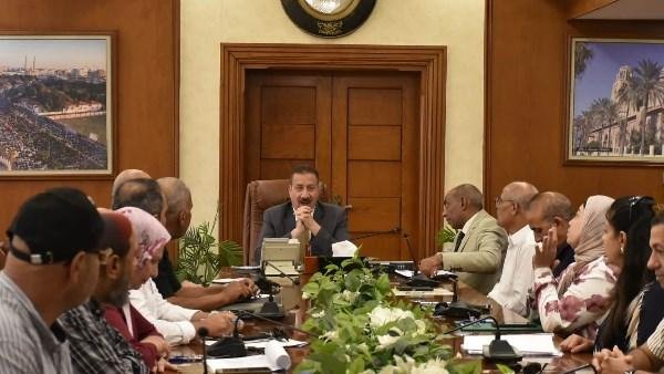 محافظ بورسعيد يجتمع بالأجهزة ا...