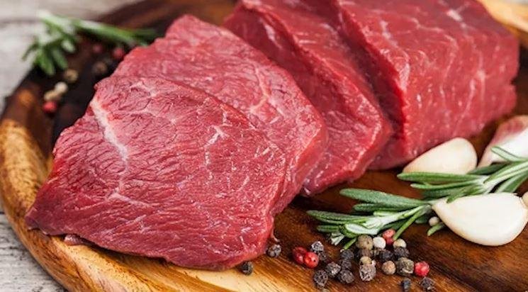 هل اللحوم وحدها وراء نوبات النقرس؟.. إليك ما يحدث داخل المفاصل