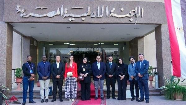 ياسر إدريس يهدي قلادة اللجنة الأولمبية لرئيسة الاتحاد الدولي للريشة الطائرة