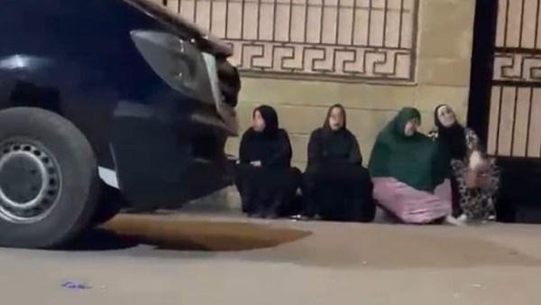 بعد مصرع 7 أشخاص وإصابة 12.. انهيار أسر ضحايا حادث قها أمام المشرحة في انتظار جثامين ذويهم