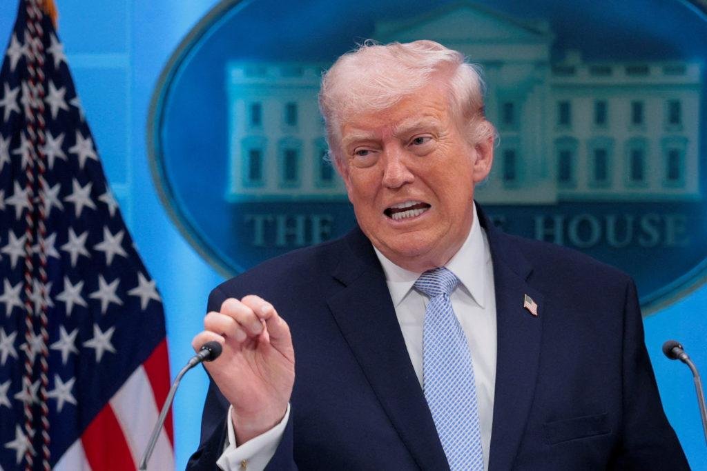 ترامب متوعدا إيران: انتظروا لتروا ما سنفعله.. سنلقنكم درسا