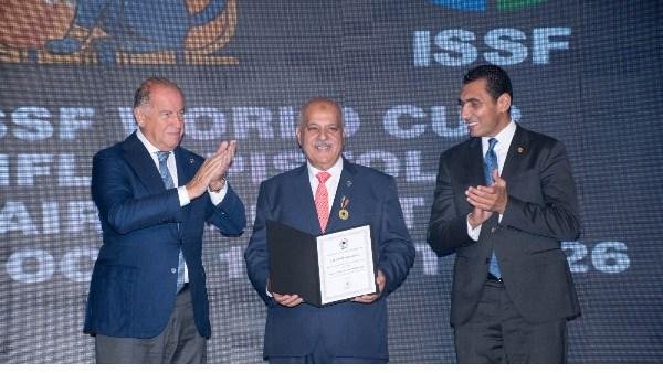 منح حازم حسني الميدالية الذهبية الرئاسية في افتتاح كأس العالم للرماية 2026