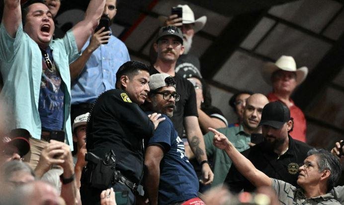محتجون يقاطعون خطاب ترامب مرارا في تجمع انتخابي بتكساس