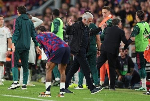 مورينيو يدخل تاريخ الكلاسيكو بسجل استثنائي أمام برشلونة