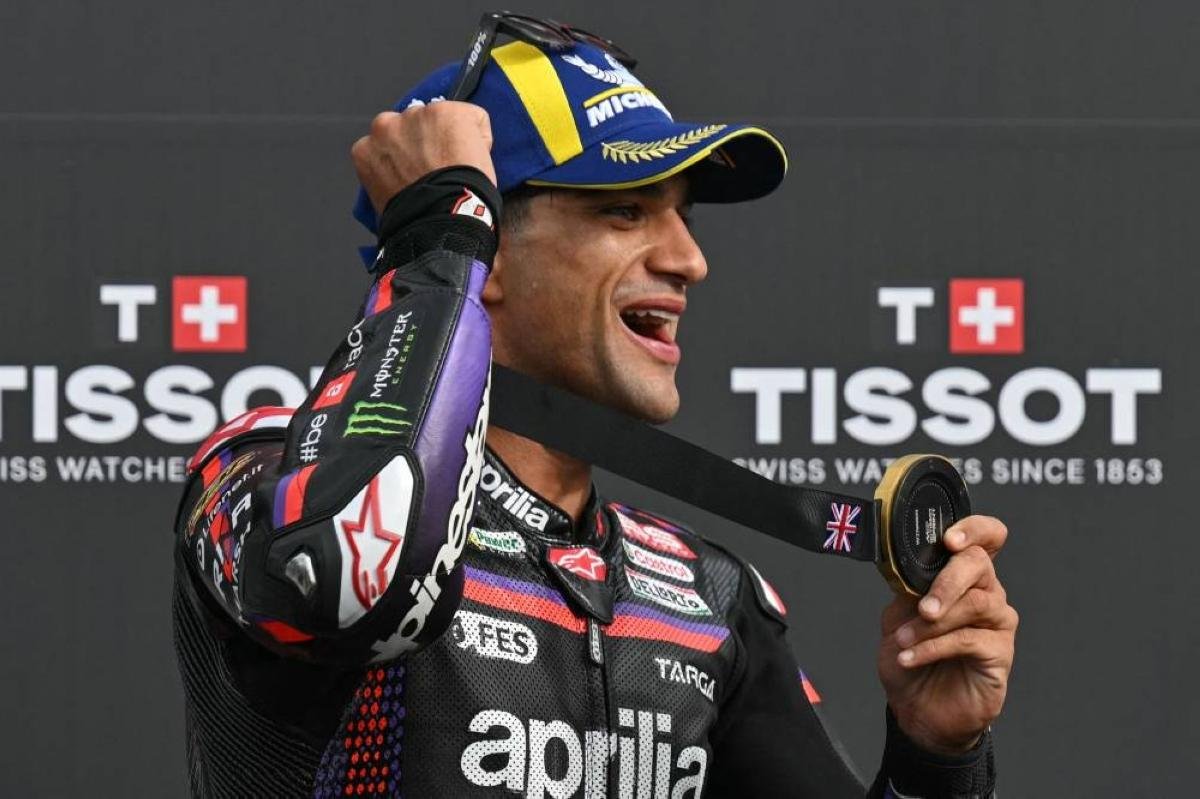 Aprilia's Martin extends champ...