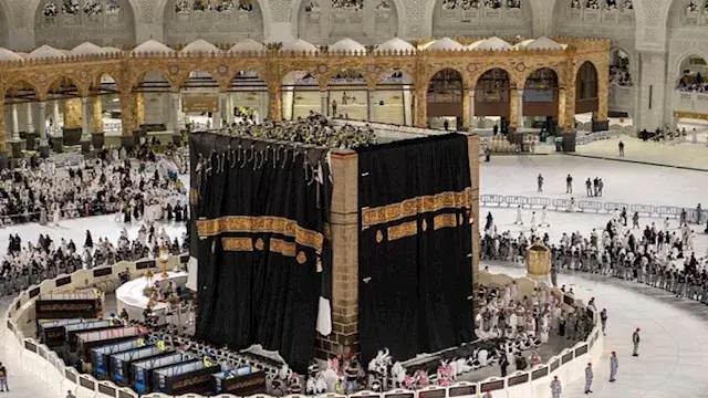 تثبيت كسوة الكعبة الجديدة على...