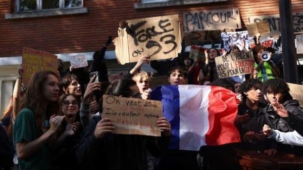 طفل فرنسي يفقد يده خلال احتجاجات مدرسية